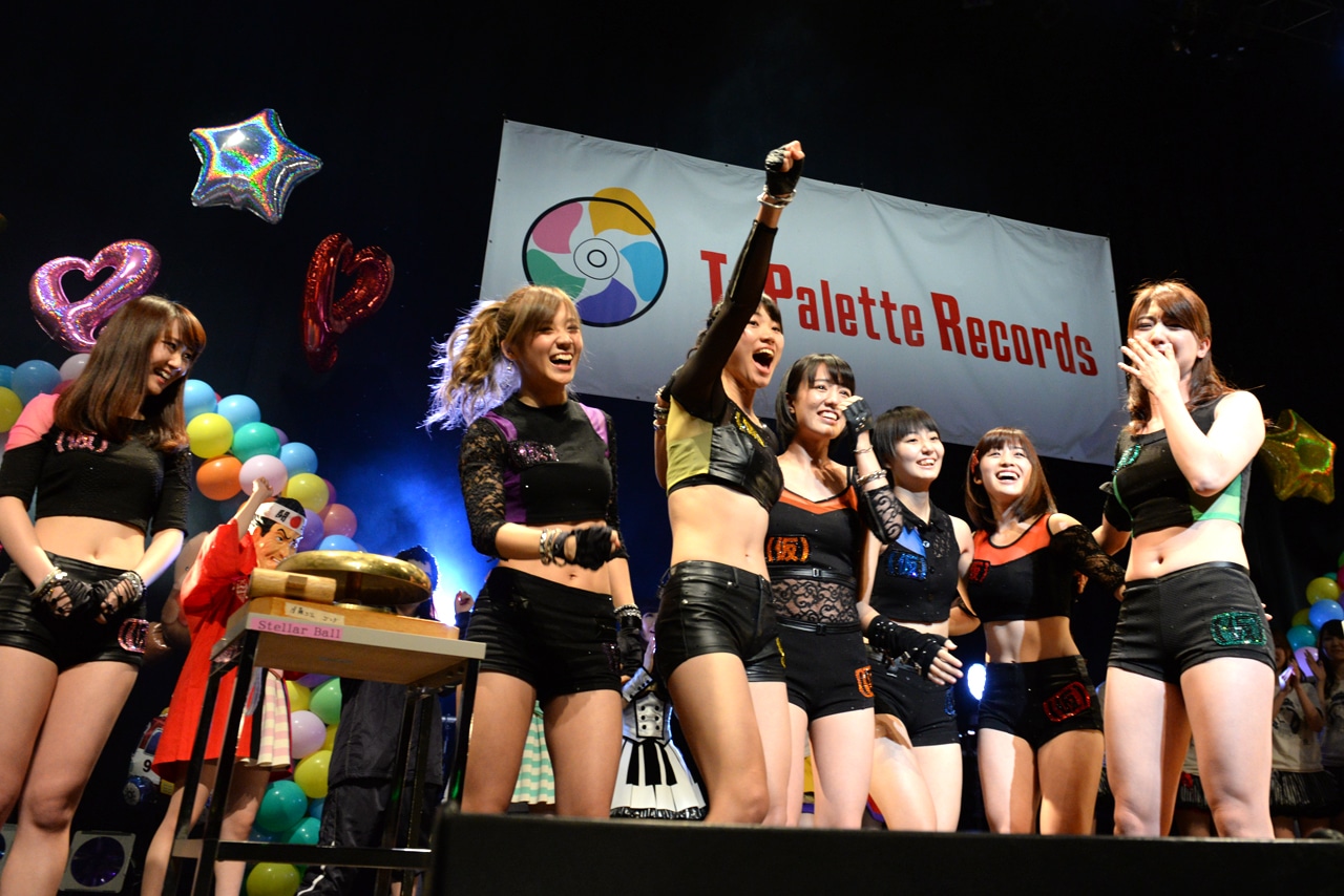 チームメイトの勝利を全力で祝福する佐保明梨（アップアップガールズ（仮）/ 中央）。