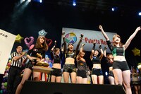 森咲樹（右端）の優勝を喜び合うアップアップガールズ（仮）。