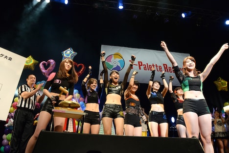 森咲樹(右端)の優勝を喜び合うアップアップガールズ(仮)。