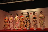 左から星野みなみ、西野七瀬、生田絵梨花、白石麻衣、橋本奈々未、秋元真夏、桜井玲香。