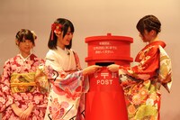 生田絵梨花と白石麻衣が年賀状を投函する様子。