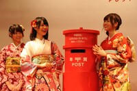 生田絵梨花と白石麻衣が年賀状を投函する様子。