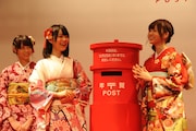 生田絵梨花と白石麻衣が年賀状を投函する様子。