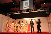 「2015年用年賀状 引受開始セレモニー」の様子。