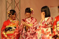 左から星野みなみ、西野七瀬、生田絵梨花。