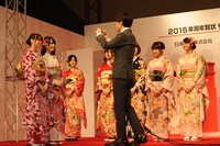 「2015年用年賀状 引受開始セレモニー」の様子。