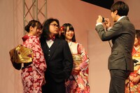 LINEアプリで年賀状を制作する様子。