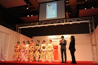 「2015年用年賀状 引受開始セレモニー」の様子。