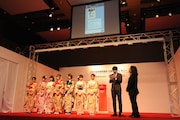 「2015年用年賀状 引受開始セレモニー」の様子。