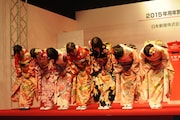 「2015年用年賀状 引受開始セレモニー」の様子。