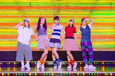 大阪・味園ユニバースで撮影されたEspeciaのアーティスト写真。