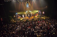 12月14日に東京・TSUTAYA O-EASTで行われたEspeciaワンマンライブの様子。
