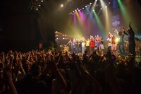 12月14日に東京・TSUTAYA O-EASTで行われたEspeciaワンマンライブの様子。