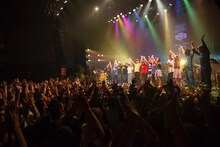 12月14日に東京・TSUTAYA O-EASTで行われたEspeciaワンマンライブの様子。