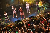 12月14日に東京・TSUTAYA O-EASTで行われたEspeciaワンマンライブの様子。