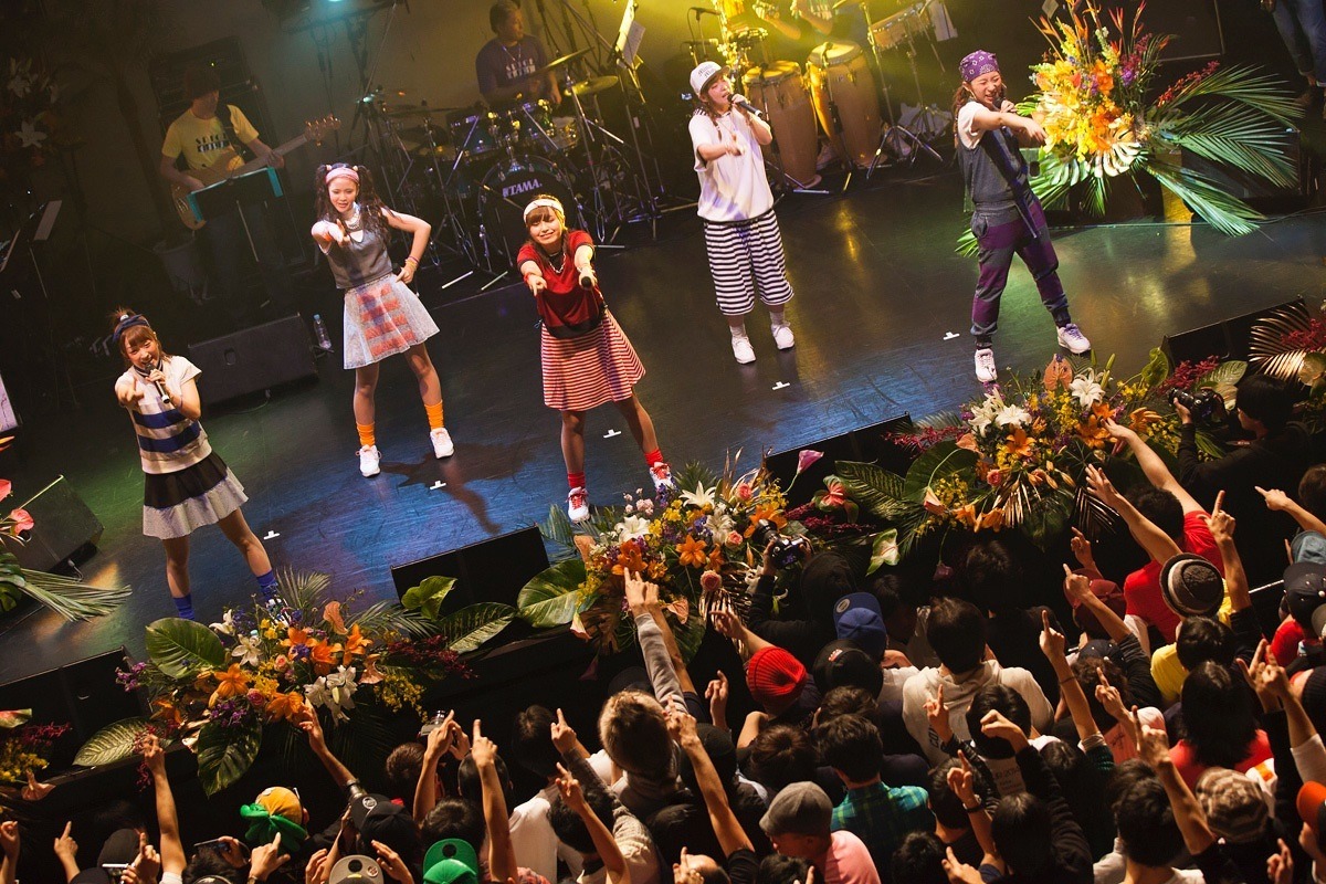 12月14日に東京・TSUTAYA O-EASTで行われたEspeciaワンマンライブの様子。