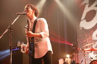 田邊駿一（Vo, G）（撮影：石井亜希）