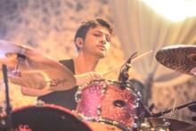 リアド偉武（Dr）（Photo by Azusa Takada）