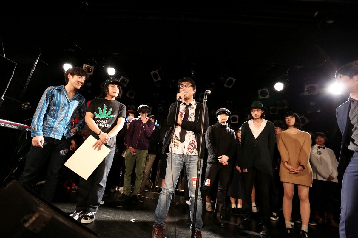 「BAND ON THE RUN」審査員とファイナリストたち。