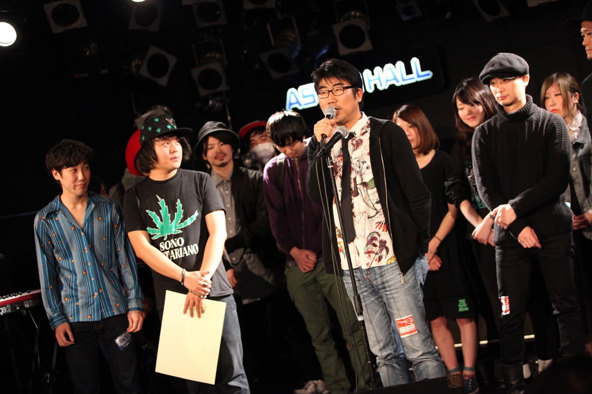 「BAND ON THE RUN」審査員とファイナリストたち。