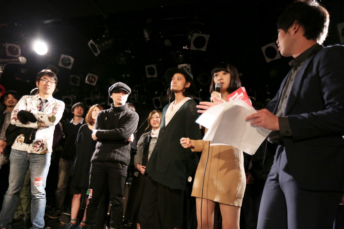 「BAND ON THE RUN」審査員とファイナリストたち。