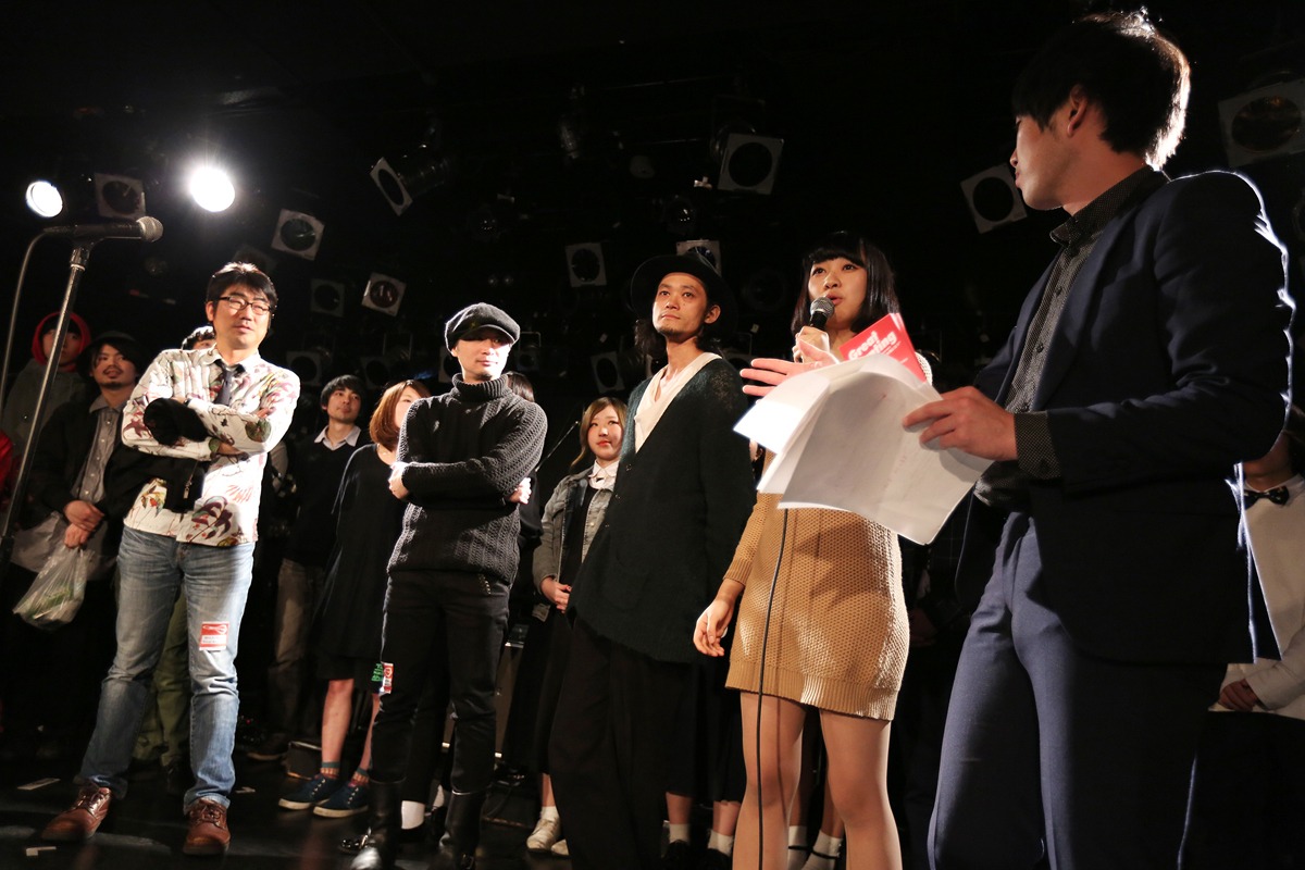 「BAND ON THE RUN」審査員とファイナリストたち。