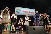 写真は昨年12月13日に行われたライブイベント「T-Palette感謝祭 2014」の様子。レーベル加入をサプライズ発表で知りてんやわんやのアイドルネッサンス。