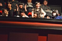 突然スポットライトが当たりあたふたするアイドルネッサンス。