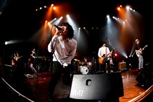 石崎ひゅーいとクリープハイプの共演の様子。（撮影：上飯坂一）