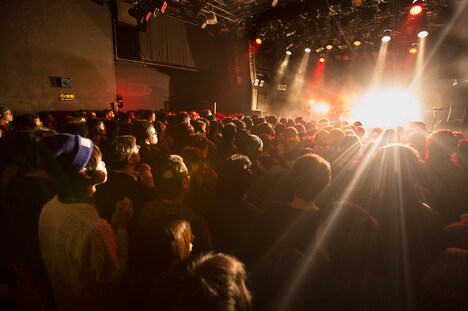 新山詩織「しおりごと ～acoustic version～」東京・UNIT公演の様子。