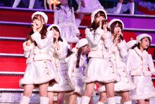 純白の衣装でステージに登場した乃木坂46。