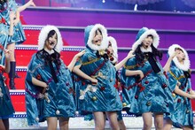「X'masメドレー」を披露する乃木坂46。