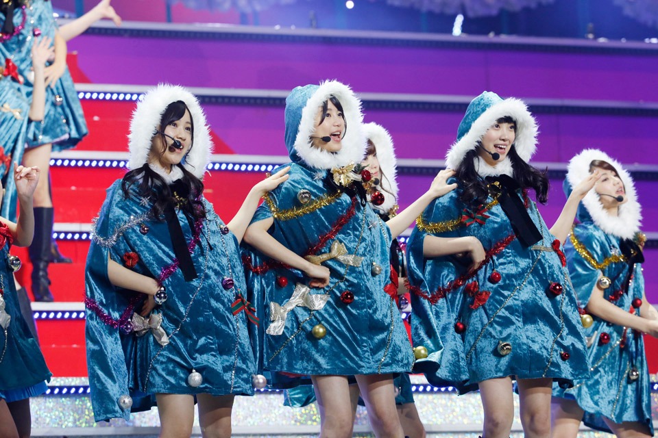 「X'masメドレー」を披露する乃木坂46。