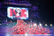 「X'masメドレー」を披露する乃木坂46。