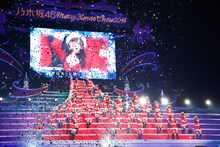 「X'masメドレー」を披露する乃木坂46。