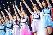 「X'masメドレー」で鉄琴を演奏する乃木坂46。