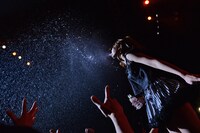 豪快に水しぶきを上げる白鳥美海（しず風＆絆～KIZUNA～）。