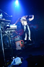 岡本伸明（Syn, Cowbell, Shriek / the telephones）（撮影：橋本塁［SOUND SHOOTER］）