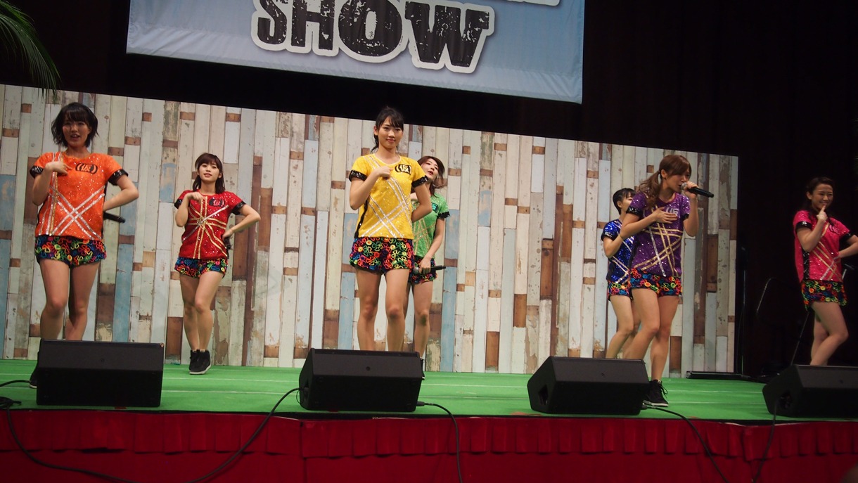 「Island life style show 2014」にてライブを披露するアップアップガールズ（仮）。