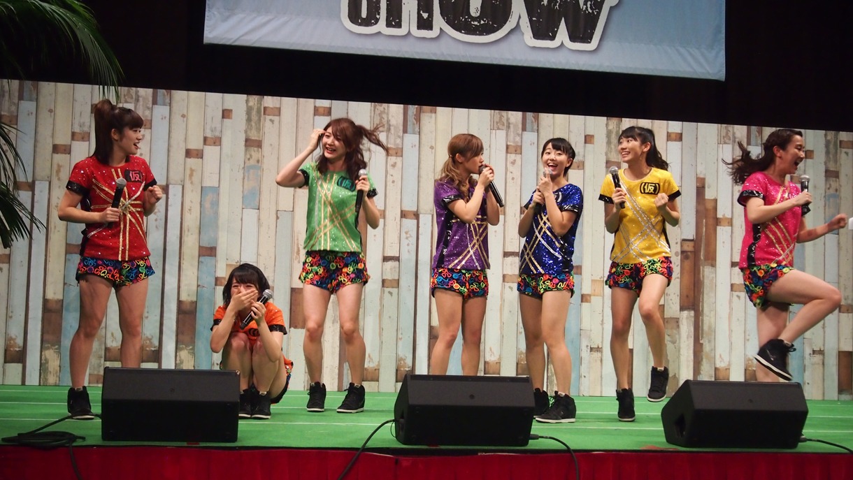 「ホノルル駅伝＆音楽フェス2015」に参加することがサプライズ発表され驚くアップアップガールズ（仮）。