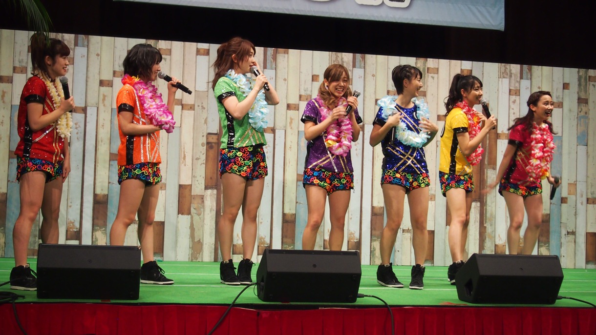 「ホノルル駅伝＆音楽フェス2015」に参加することがサプライズ発表され驚くアップアップガールズ（仮）。