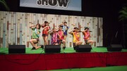 「Island life style show 2014」にてライブを披露するアップアップガールズ（仮）。