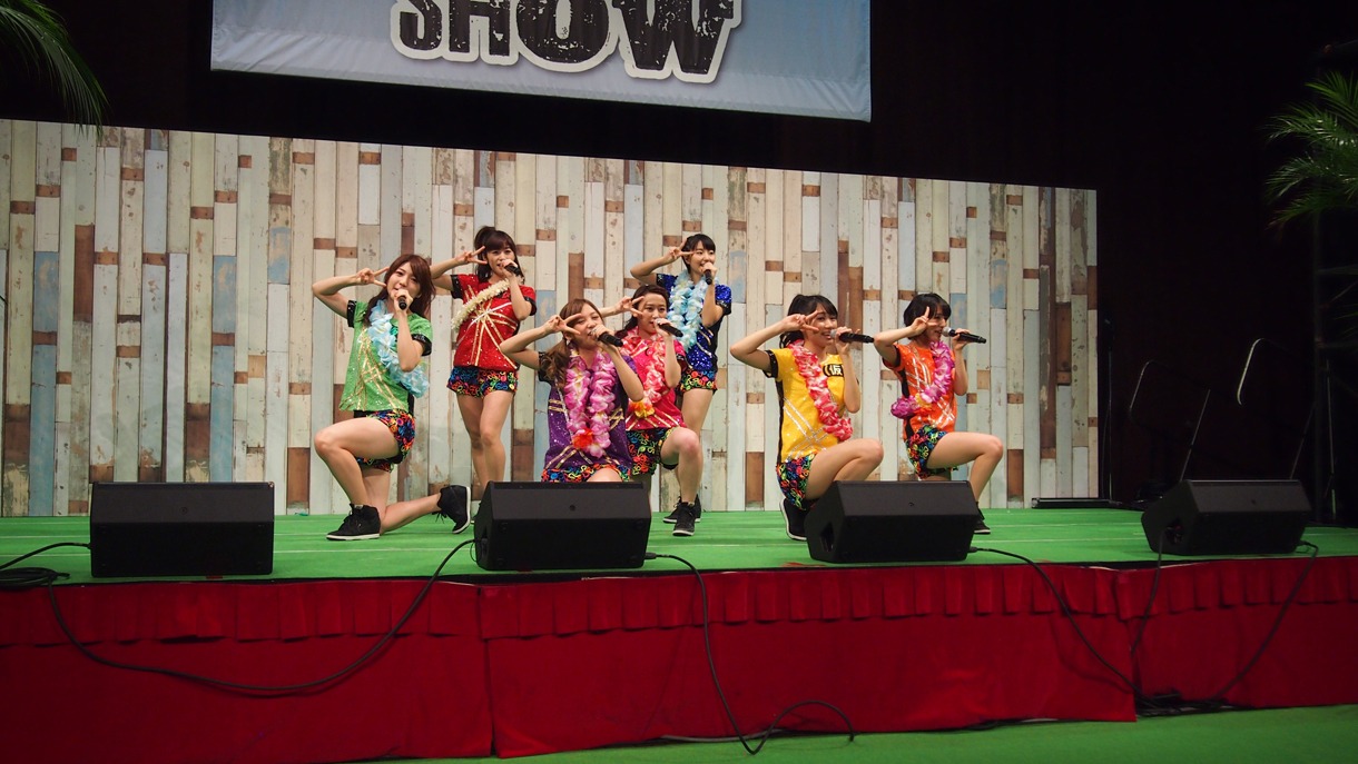 「Island life style show 2014」にてライブを披露するアップアップガールズ（仮）。