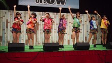 「Island life style show 2014」にてライブを披露するアップアップガールズ（仮）。