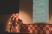 「755」デモンストレーションにてメッセージを投稿するAKB48。