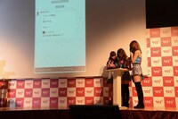 「755」デモンストレーションにてメッセージを投稿するE-girls。