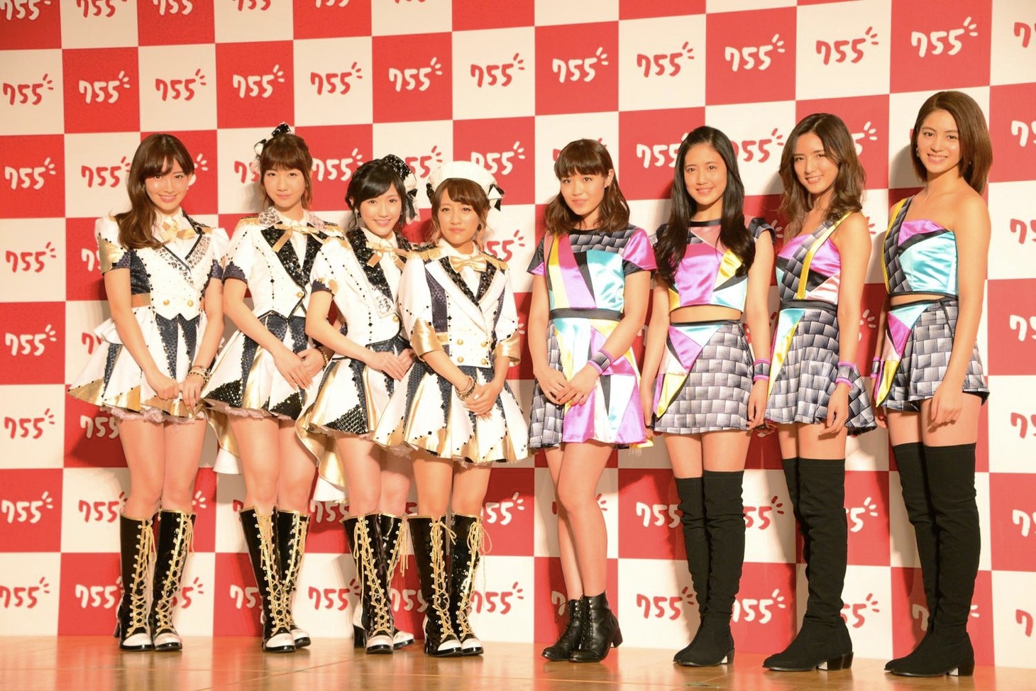 「755」CM発表会に出席したAKB48とE-girlsのメンバー。左から小嶋陽菜、柏木由紀、渡辺麻友、高橋みなみ（以上4名AKB48）、鷲尾伶菜、藤井夏恋、藤井萩花、楓（以上4名E-girls）。