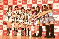 「755」CM発表会に出席したAKB48とE-girlsのメンバー。左から小嶋陽菜、柏木由紀、渡辺麻友、高橋みなみ（以上4名AKB48）、鷲尾伶菜、藤井夏恋、藤井萩花、楓（以上4名E-girls）。