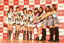 「755」CM発表会に出席したAKB48とE-girlsのメンバー。左から小嶋陽菜、柏木由紀、渡辺麻友、高橋みなみ（以上4名AKB48）、鷲尾伶菜、藤井夏恋、藤井萩花、楓（以上4名E-girls）。