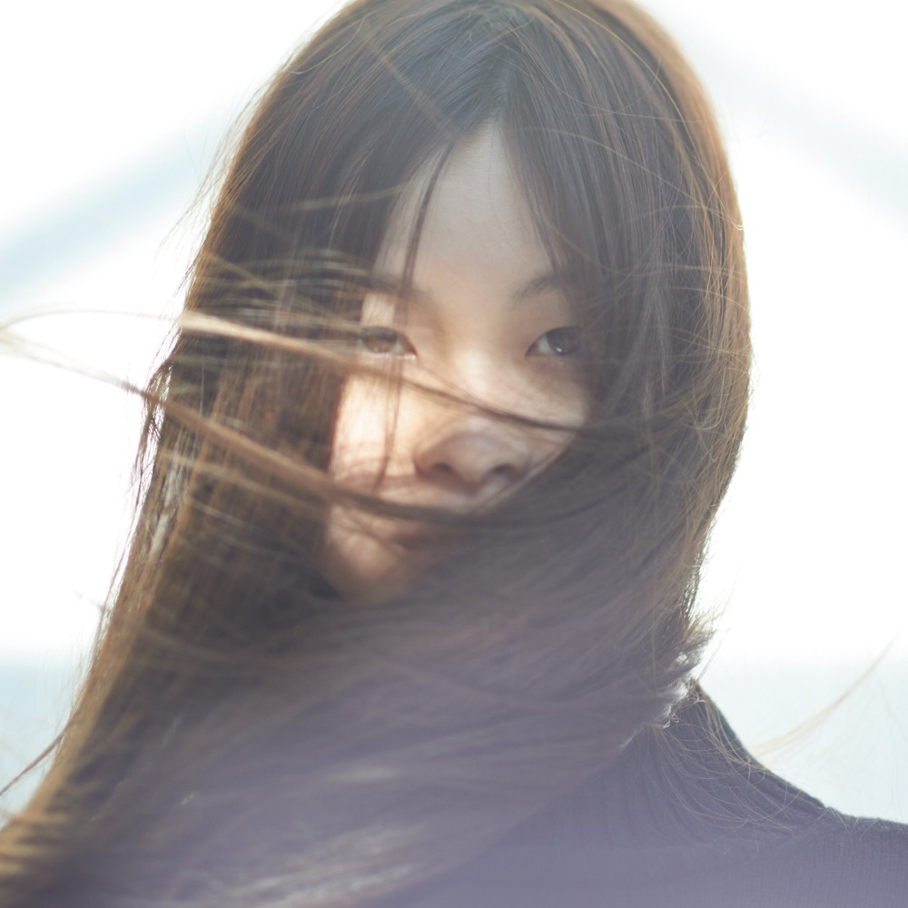 片平里菜「誰もが / 煙たい」通常盤ジャケット